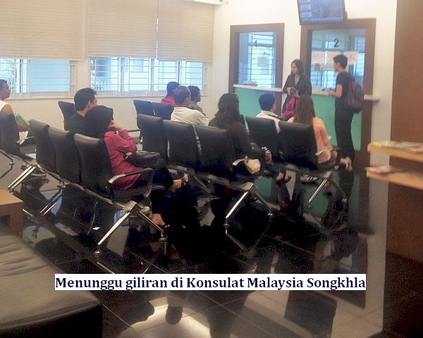 menunggu giliran di Konsulat Malaysia di Songkhla